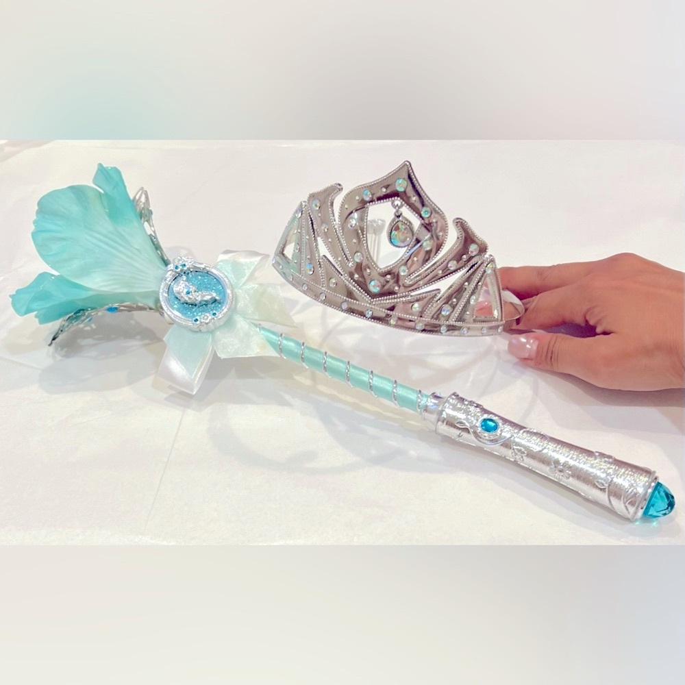 ELSA Frozen Tiara/Light Up Wand EUC
